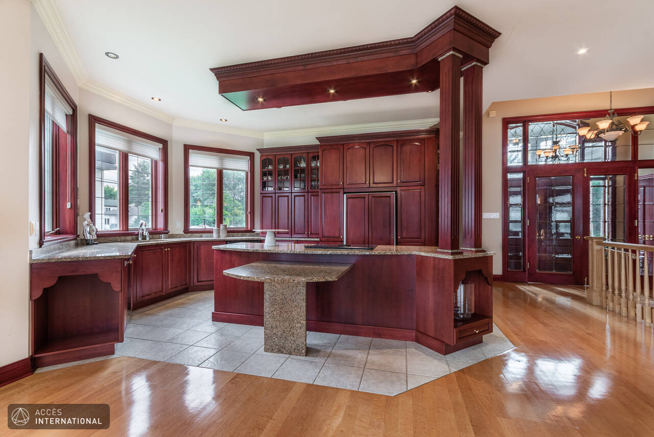 Home for rent in Candiac with magnificent views of the Saint Lawrence River. Accès International